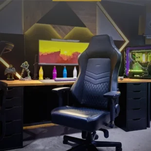 Chaise gamer dans un setup