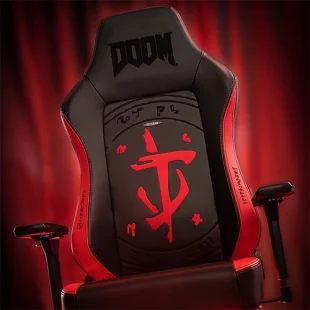 Chaise gamer sur fond rouge