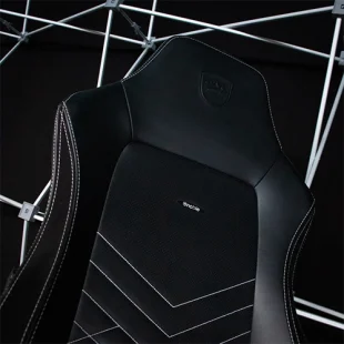 Chaise gamer noire et blanche