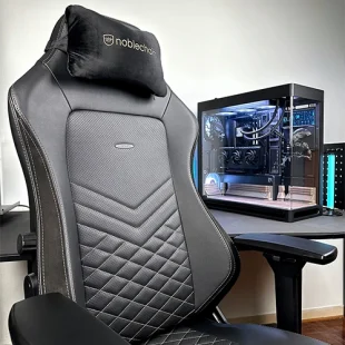 Chaise gamer noir et or devant un pc