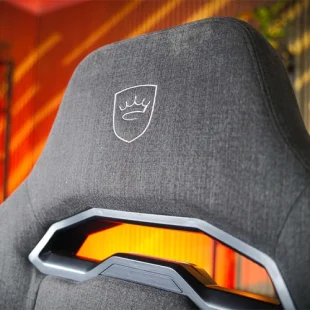 Chaise gamer grise sur fond orange