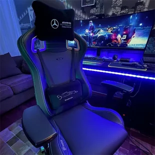 Chaise gamer Mercedes dans un setup gaming