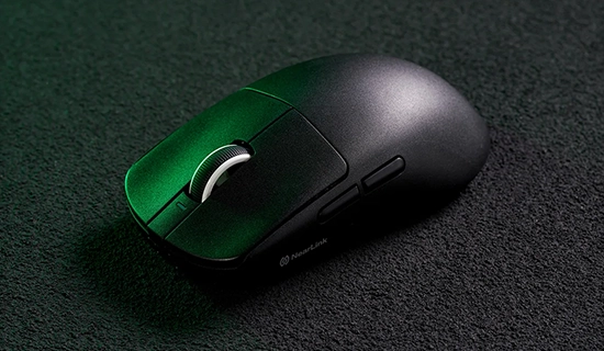 Souris noir sur fond noir