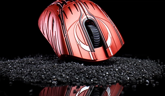 Souris rouge sur fond noir