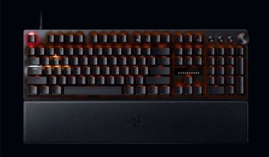 Clavier noir format full size sur fond noir