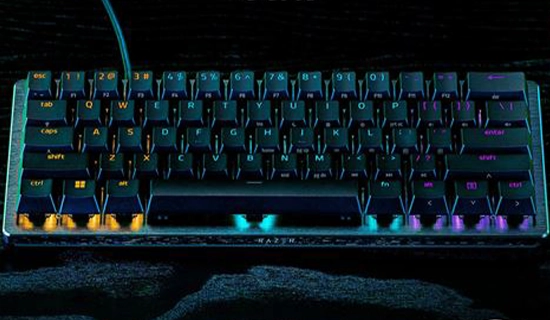 Clavier noir avec RGB sur fond noir