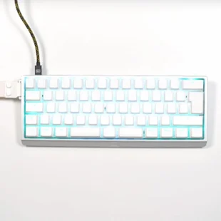 Clavier blanc sur fond blanc
