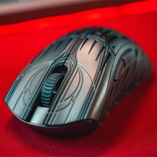 Souris grise sur fond rouge