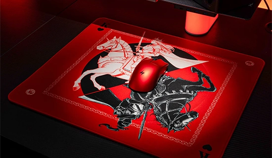 Tapis de soruis avec souris rouge
