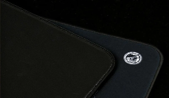 Tapis de souris noir sur fond noir