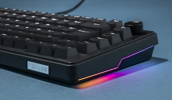 Clavier gamer noir sur fond bleu