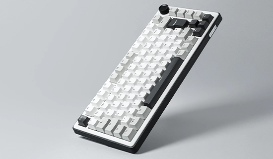 Clavier gamer sur fond gris